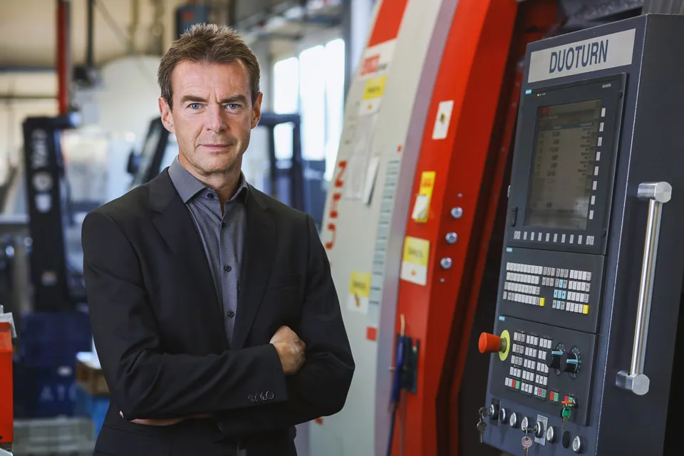 Johann Brisker, Geschäftsführer der Brisker GesmbH aus Wien, steht vor einer EMCO Maschine.